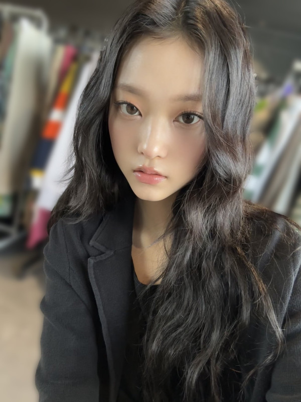 러블리한 핑크 블라우스 뉴진스 해린 셀카