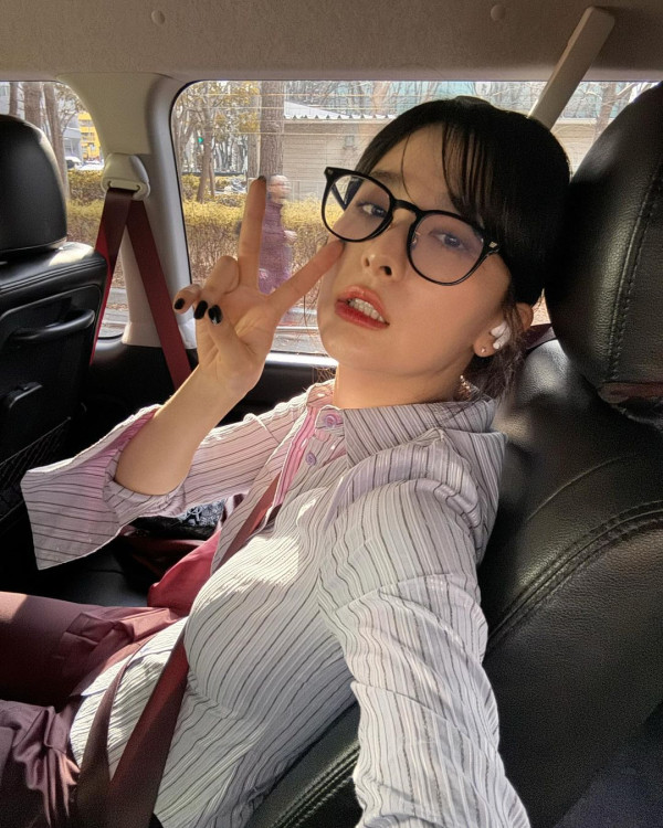 뿔테안경 쓴 슬기