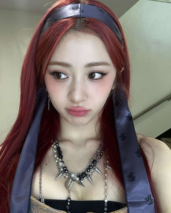 르세라핌 허윤진 가죽코르셋 의상