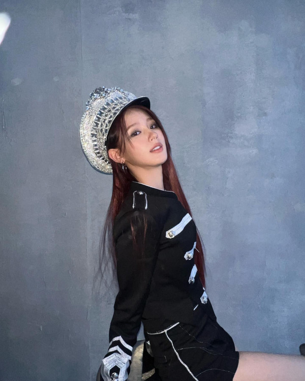 매끈한 기립근 몸매 (여자)아이들 미연