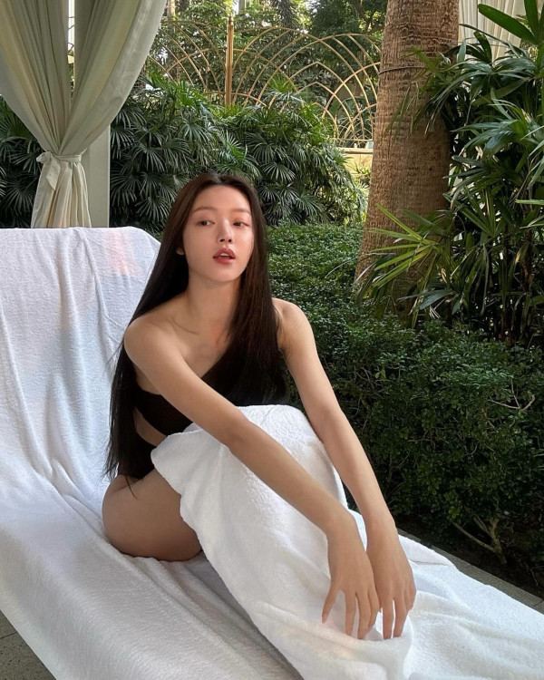 수영복 오마이걸 유아 몸매