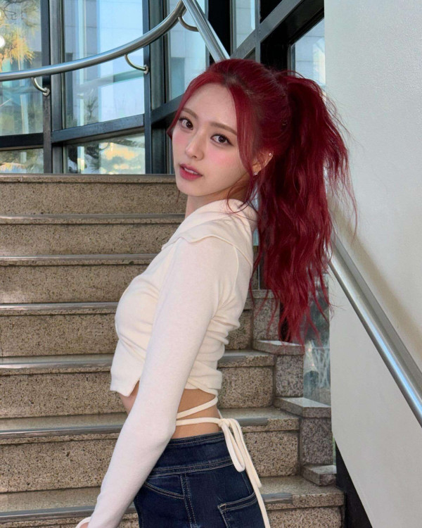 뮤뱅 계단에서 뒤태 자랑하는 ITZY 유나