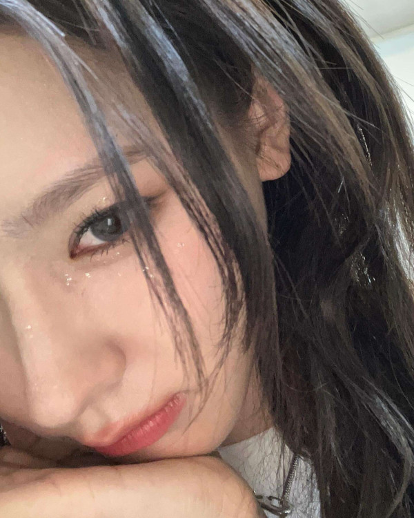 바닥에 누은 화이트 모노키니 의상 몸매 아이들 미연