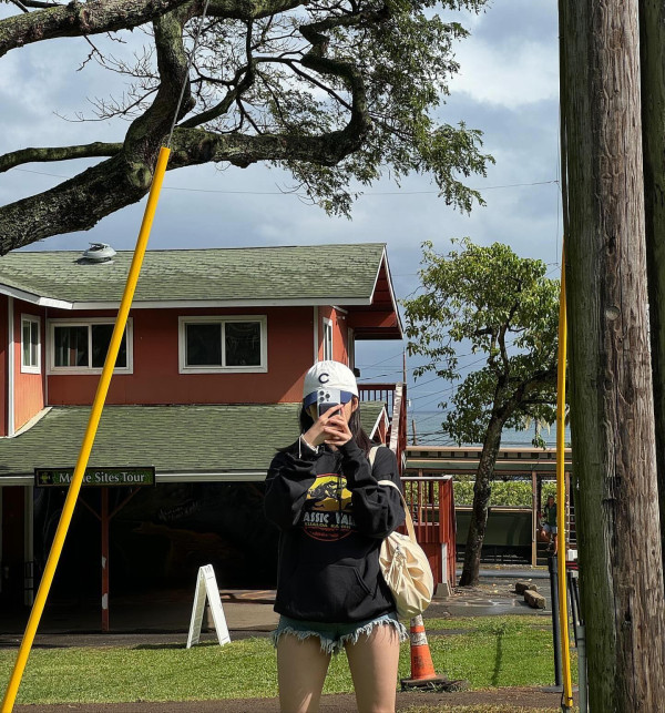 김민주 찢어진 청핫팬츠