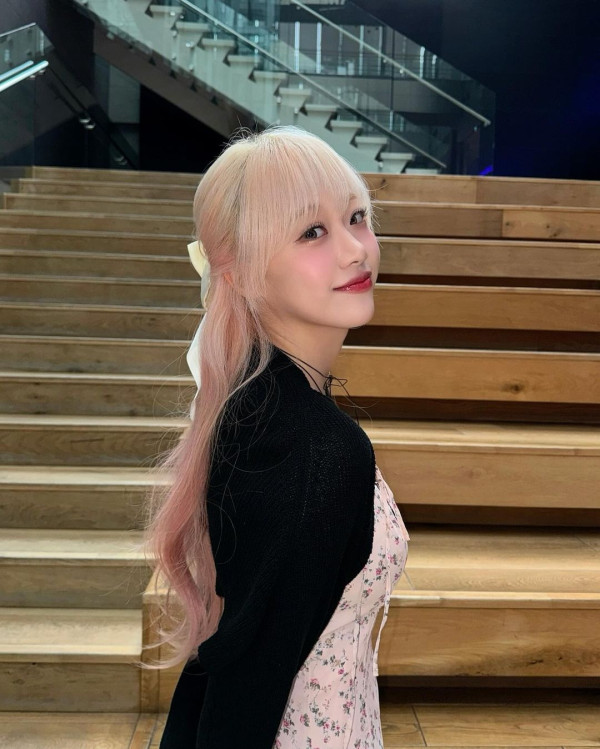 꽃원피스 입은 시그니처 지원