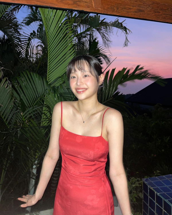 휴양지에서 빨간 끈드레스 츄
