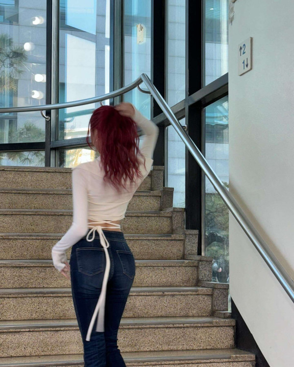 뮤뱅 계단에서 뒤태 자랑하는 ITZY 유나