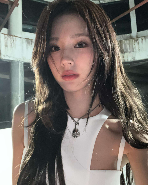 바닥에 누은 화이트 모노키니 의상 몸매 아이들 미연