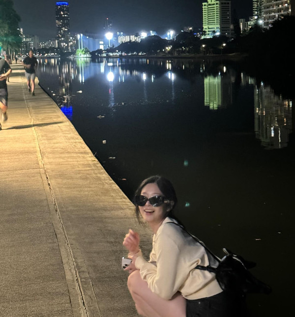 김민주 찢어진 청핫팬츠