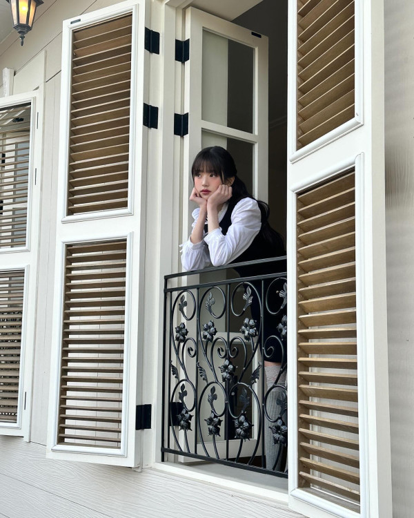 장미꽃을 든 아이브 장원영