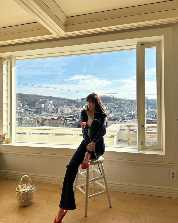 장미꽃을 든 아이브 장원영