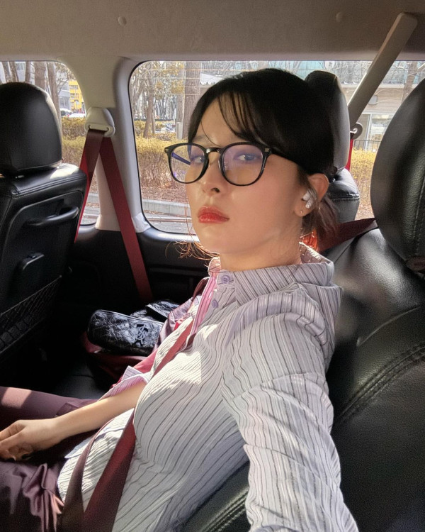 뿔테안경 쓴 슬기