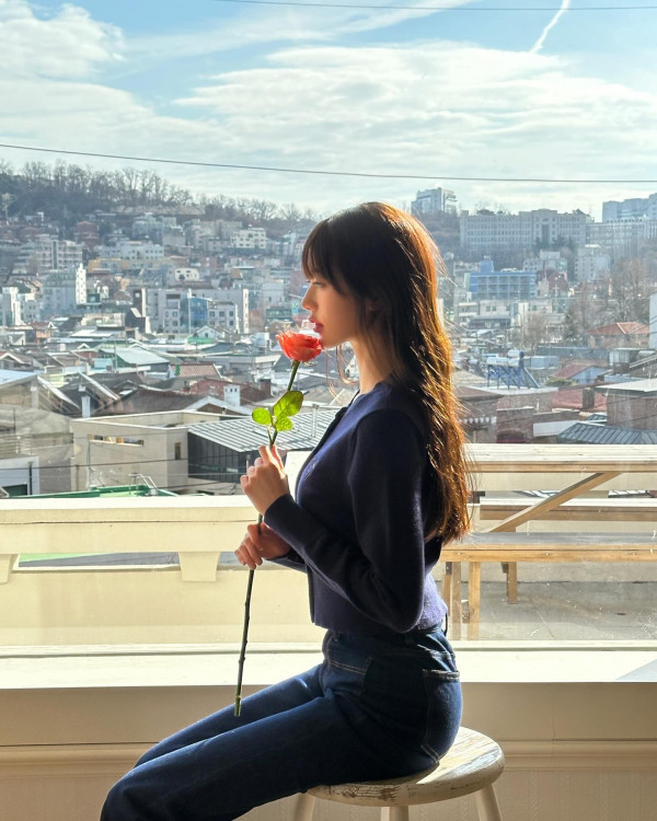 장미꽃을 든 아이브 장원영