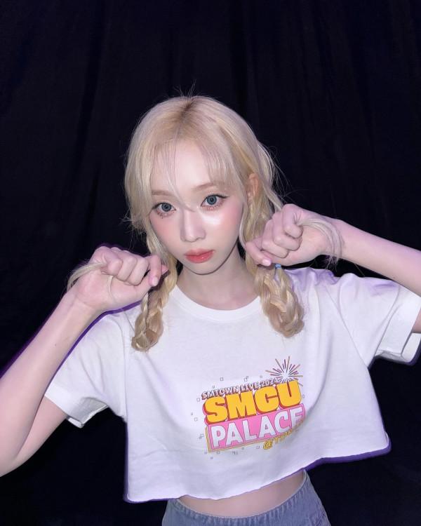 다리 꼰 에스파 윈터