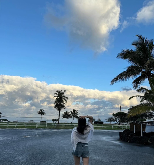 김민주 찢어진 청핫팬츠