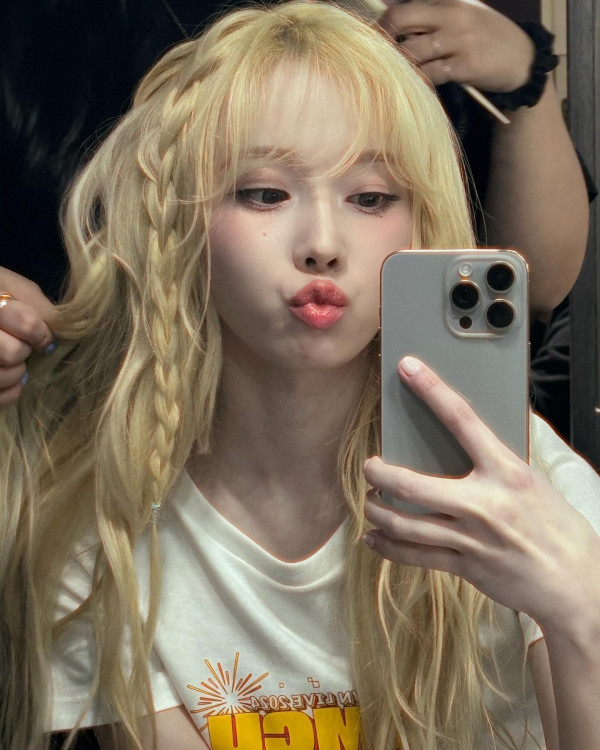 다리 꼰 에스파 윈터