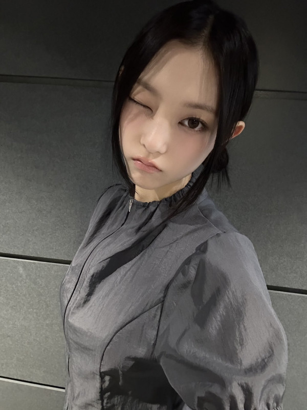 러블리한 핑크 블라우스 뉴진스 해린 셀카