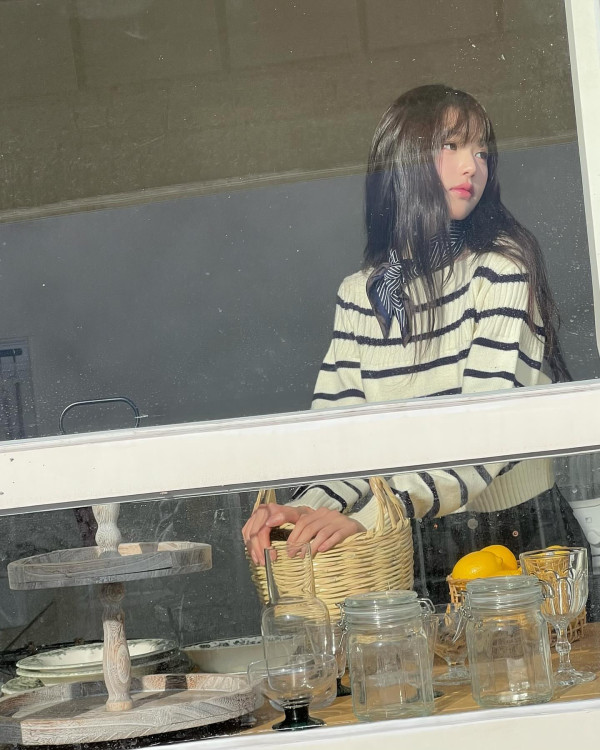 장미꽃을 든 아이브 장원영