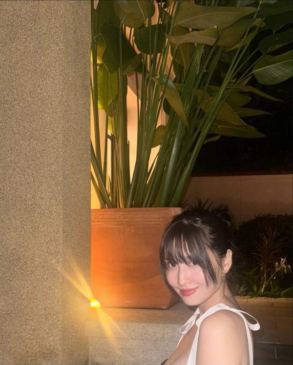 애매하게 가린 트와이스 모모 핑크색 끈비키니 몸매