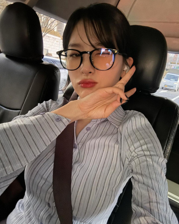 뿔테안경 쓴 슬기