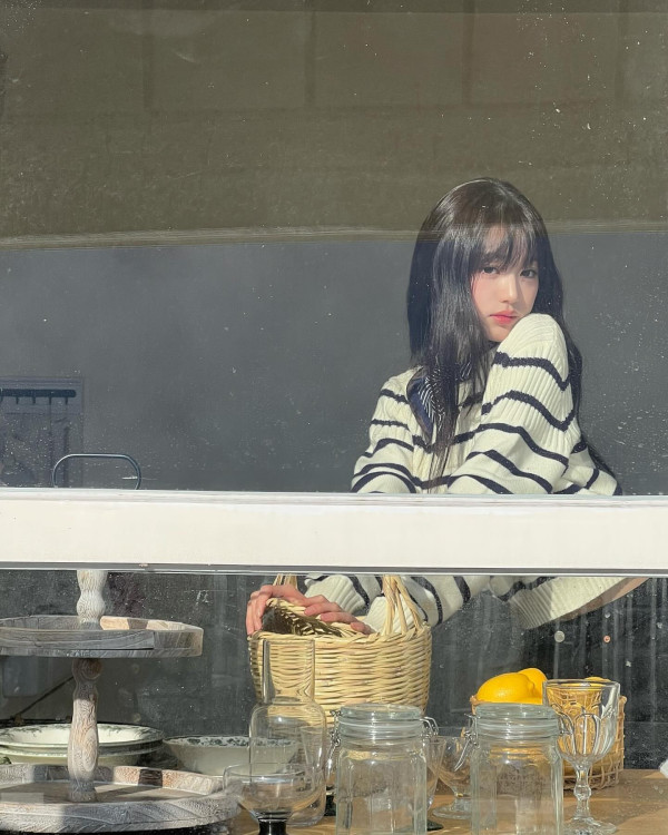 장미꽃을 든 아이브 장원영