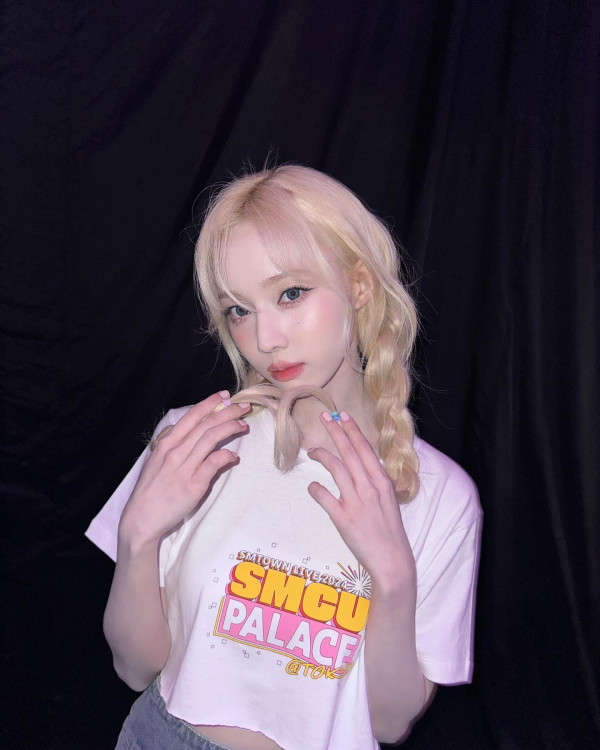 다리 꼰 에스파 윈터