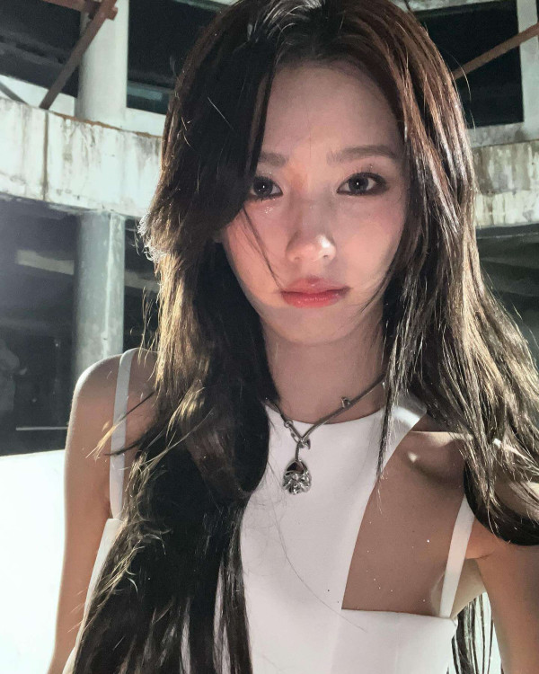 바닥에 누은 화이트 모노키니 의상 몸매 아이들 미연