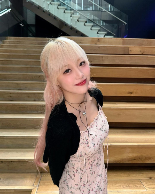 꽃원피스 입은 시그니처 지원