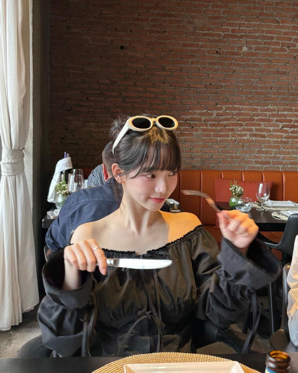 수영장 물속의 검은색 끈비키니 카리나