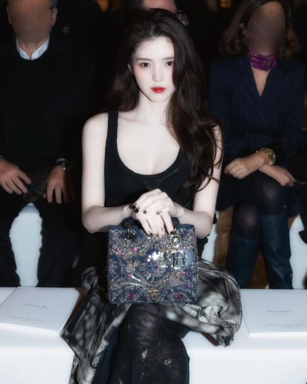 검은색 시스루 드레스 한소희