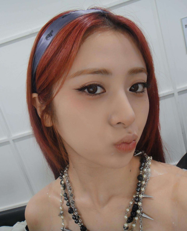 르세라핌 허윤진 가죽코르셋 의상