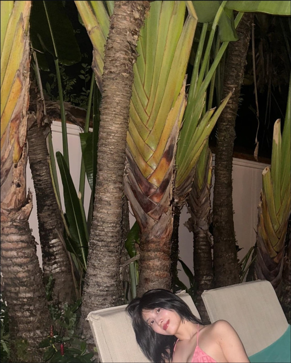 애매하게 가린 트와이스 모모 핑크색 끈비키니 몸매