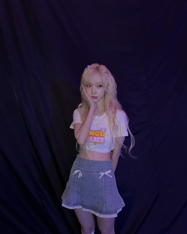다리 꼰 에스파 윈터
