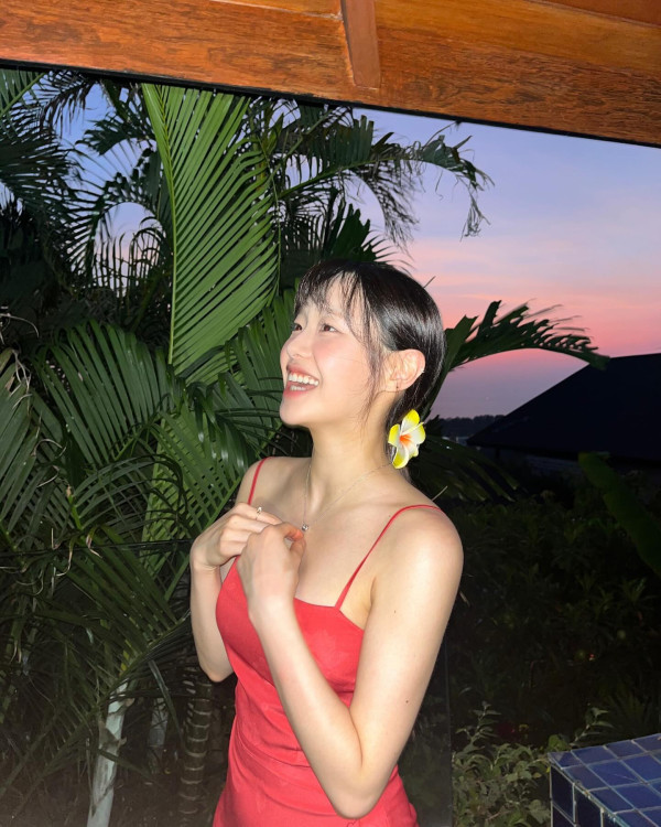 휴양지에서 빨간 끈드레스 츄