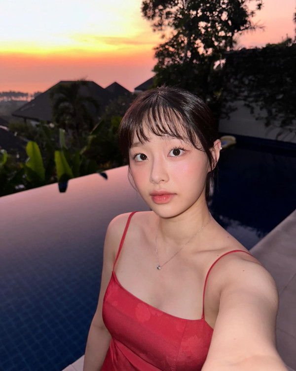 휴양지에서 빨간 끈드레스 츄