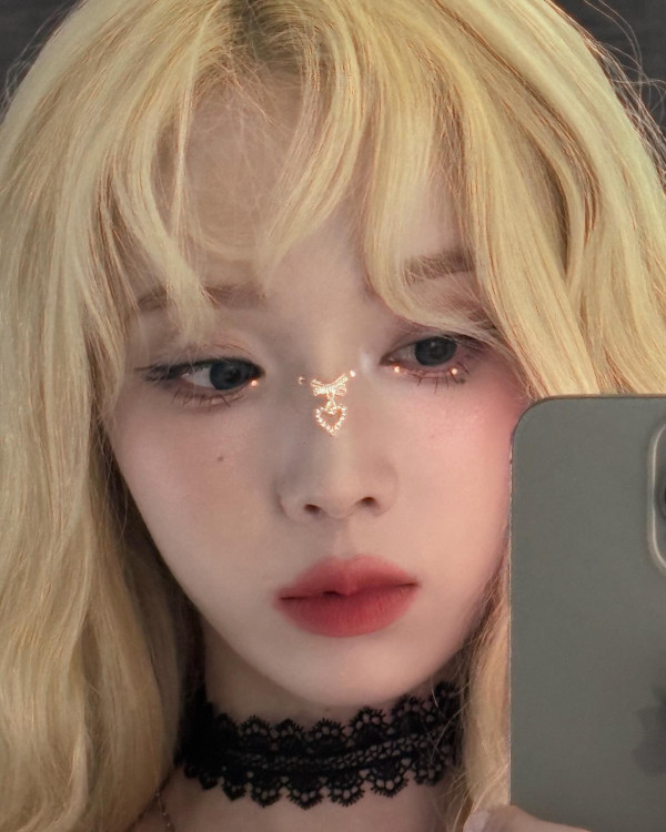 다리 꼰 에스파 윈터