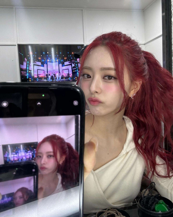 뮤뱅 계단에서 뒤태 자랑하는 ITZY 유나