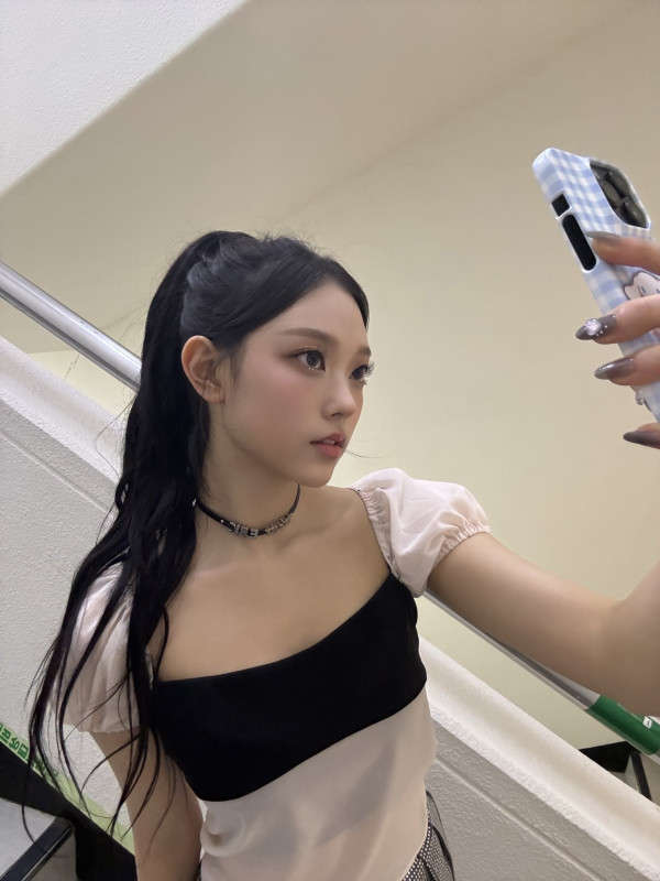 러블리한 핑크 블라우스 뉴진스 해린 셀카