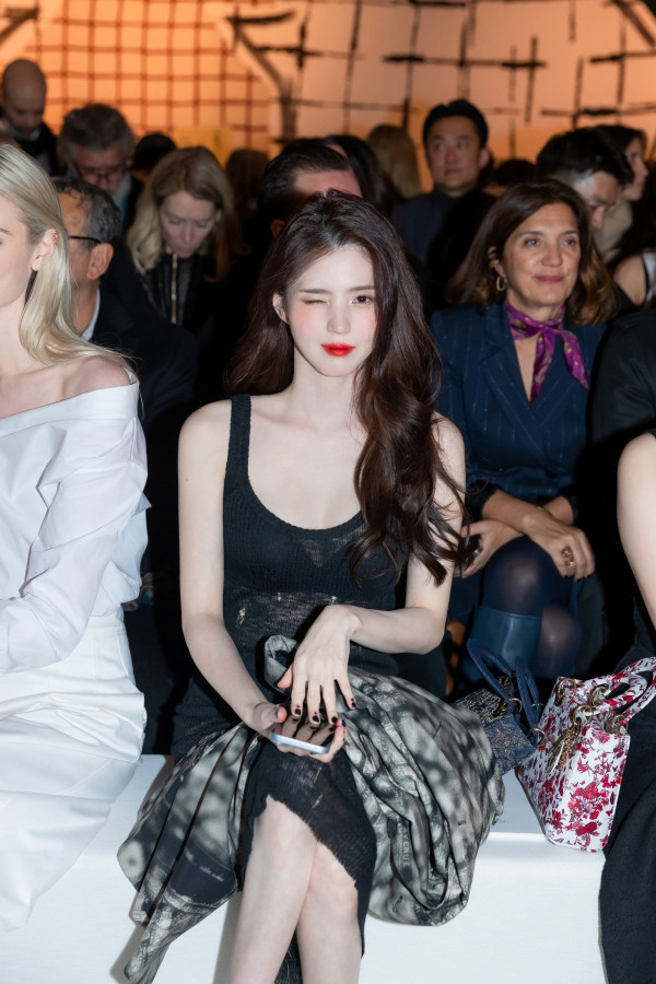 검은색 시스루 드레스 한소희