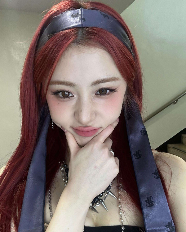 르세라핌 허윤진 가죽코르셋 의상