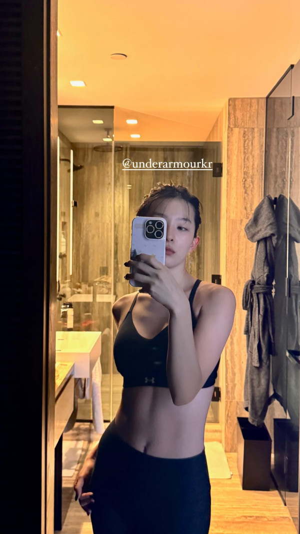 레깅스 입고 거울 셀카 찍은 슬기