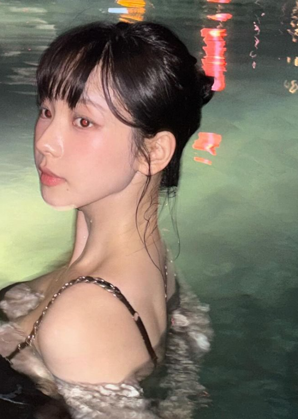 수영장 물속의 검은색 끈비키니 카리나