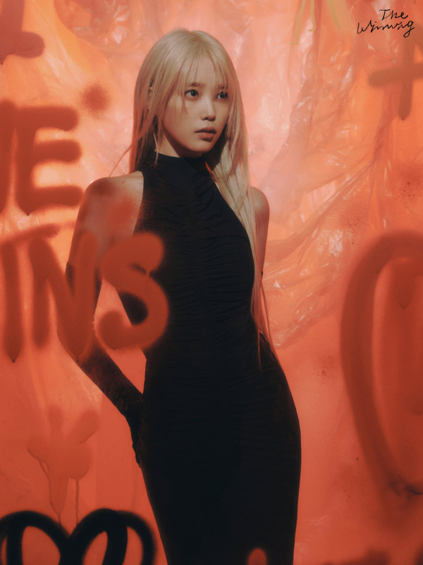 블랙드레스 금발 아이유