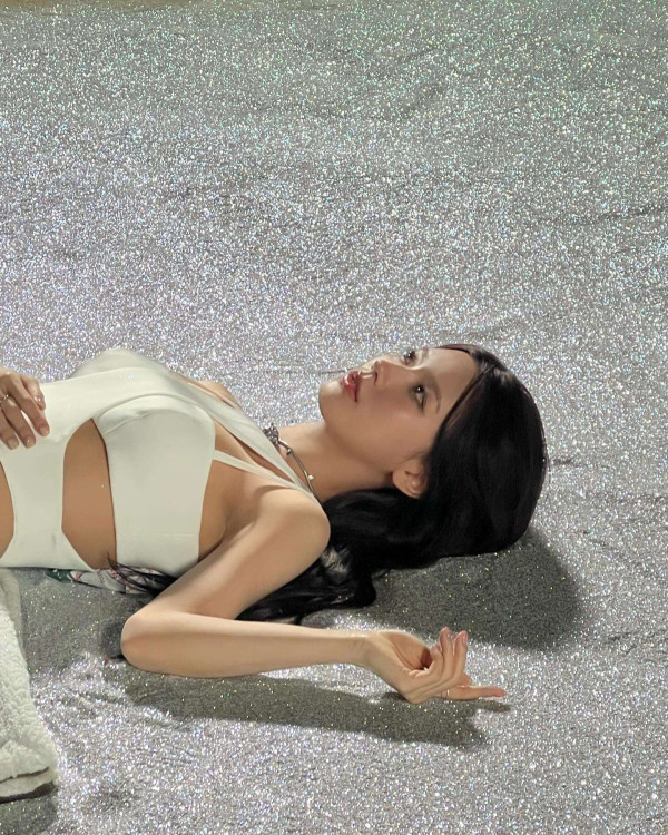 바닥에 누은 화이트 모노키니 의상 몸매 아이들 미연