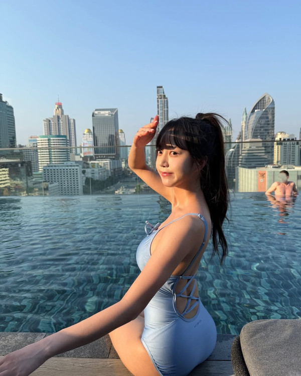 태국 놀러간 퀵소희 수영장 비키니