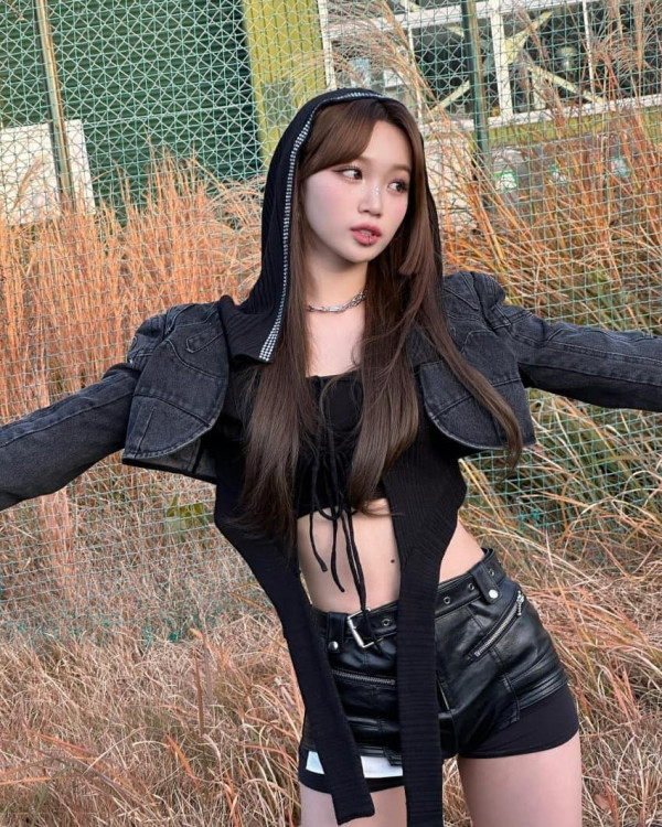 입술 피어싱 르세라핌 김채원 가죽핫팬츠