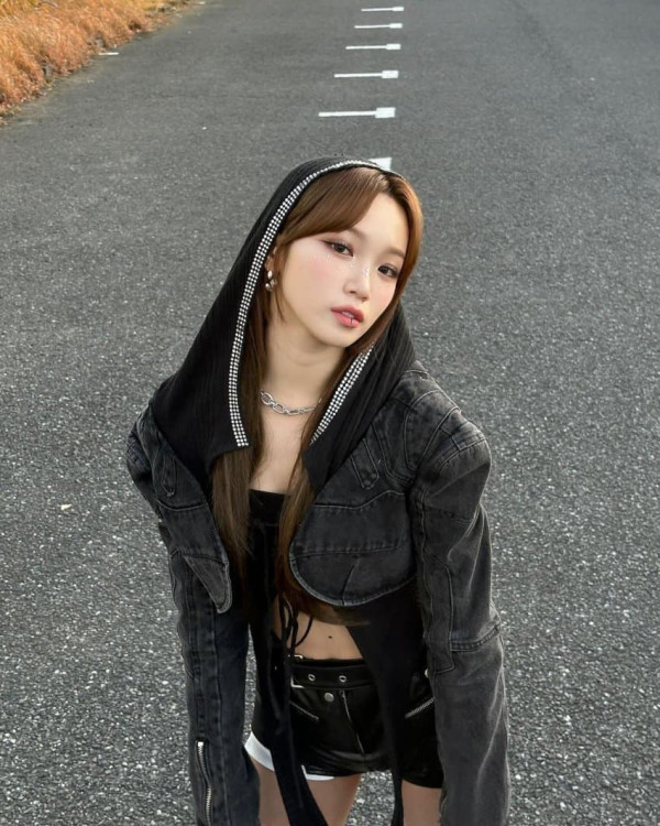 입술 피어싱 르세라핌 김채원 가죽핫팬츠