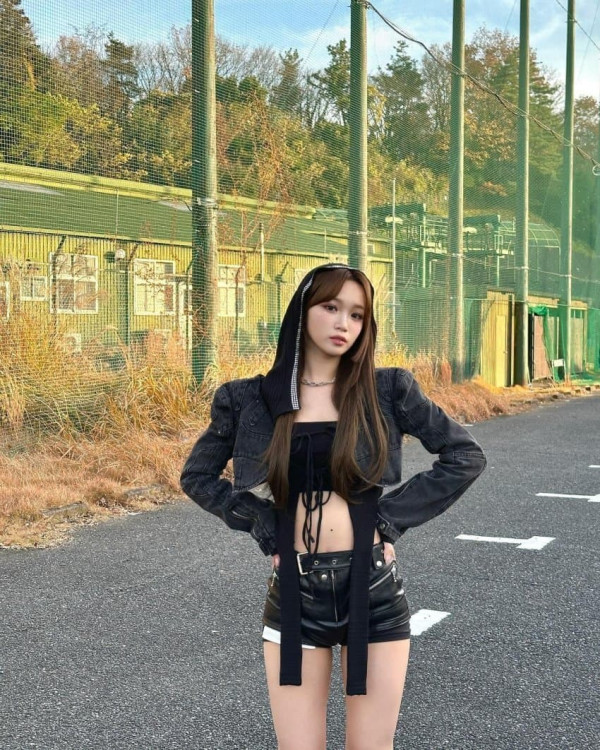 입술 피어싱 르세라핌 김채원 가죽핫팬츠