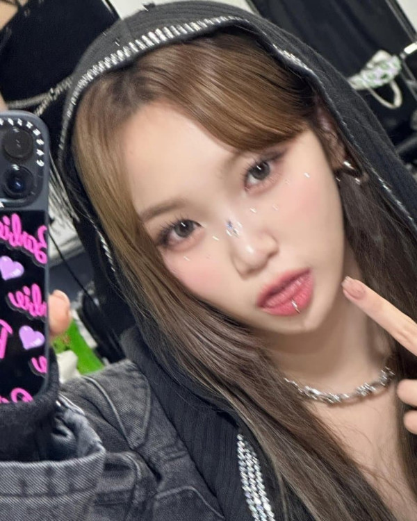 입술 피어싱 르세라핌 김채원 가죽핫팬츠