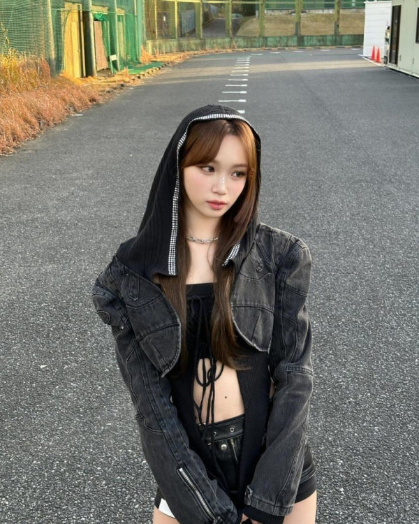 입술 피어싱 르세라핌 김채원 가죽핫팬츠